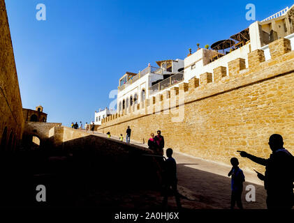 Touristen und Einheimische die Erkundung Essaouira Zitadelle Festung auf Stunden des Sonnenuntergangs. Essaouira ist das UNESCO-Welterbe in Marokko. Nordafrika Stockfoto