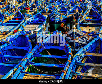 Blau Holz Fischerboote im historischen Hafen von Essaouira, Marokko Stockfoto
