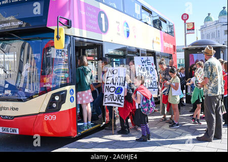 Brighton, UK, 20. September 2019 - Schule Kinder mit dem Bus vom Zentrum von Brighton Teil des globalen Klimas Streik Protestmarsch von der Strandpromenade Hoves entfernt vor der Überschrift durch Brighton zu nehmen. Erwachsene sind aufgefordert, zu Tausenden von Kindern, die in der weltweiten Proteste gegen die Untätigkeit der Regierung bei der Bekämpfung des Klimawandels: Simon Dack/Alamy Live News melden Sie Stockfoto