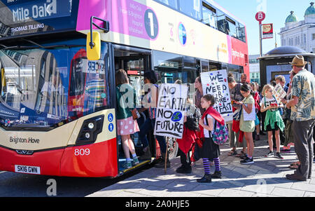 Brighton, UK, 20. September 2019 - Schule Kinder mit dem Bus vom Zentrum von Brighton Teil des globalen Klimas Streik Protestmarsch von der Strandpromenade Hoves entfernt vor der Überschrift durch Brighton zu nehmen. Erwachsene sind aufgefordert, zu Tausenden von Kindern, die in der weltweiten Proteste gegen die Untätigkeit der Regierung bei der Bekämpfung des Klimawandels: Simon Dack/Alamy Live News melden Sie Stockfoto