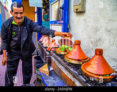 Eine lokale Koch empfiehlt Tajine, das traditionelle marokkanische Küche Essaouira Marokko. Stockfoto