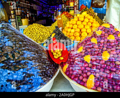 Vielzahl von Oliven und Gurken für Verkauf an den Marktstand in Marokko, Afrika. Stockfoto