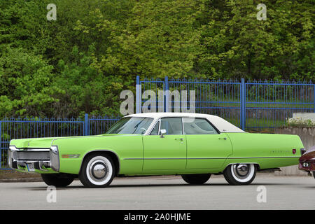 Vilnius, Litauen - 10. Mai: Oldtimer 1973 Chrysler Imperial LeBaron am 10 Mai, 2019 in Vilnius, Litauen Stockfoto