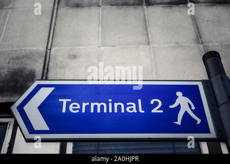Ein Zeichen für die Fußgänger Fußweg zu Klemme 2. Könnte überall sein, ist aber in der Tat den Flughafen Heathrow. Stockfoto
