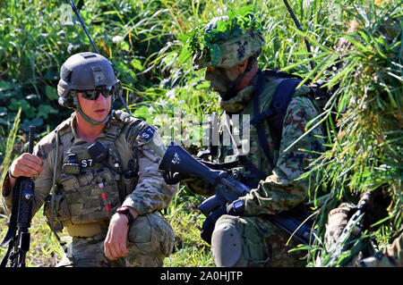 Yamato, Japan. 19 Sep, 2019. Sniper Team der US-Armee in die Gemeinsame militärische Ausbildung 'Orient Shield 2019' in den Vereinigten Staaten und Japan in der Oyanohara Truppe Feld. Yamato, 19.09.2019 | Verwendung der weltweiten Kredit: dpa/Alamy leben Nachrichten Stockfoto