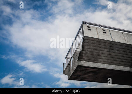 Eine Überführung, in der Mitte der Haltestellen - Luft. der Straße nach Nirgendwo. Sackgasse. Links hängen. Gegen einen bewölkten Himmel. Stockfoto