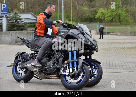 Vilnius, Litauen - 10. Mai: Yamaha Niken Sport Touring Multi-Rad Motorrad am 10. Mai 2019 in Vilnius, Litauen. Stockfoto