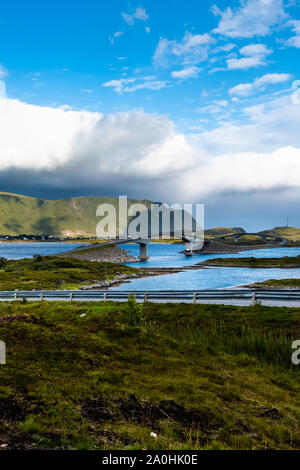 Landschaft Panoramablick auf fredvang Brücke, Torvoya und buoya Inseln und Hovdanvika Bay auf den Lofoten, Norwegen Stockfoto