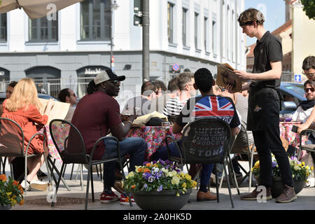 Vilnius, Litauen - 18. Mai: Nicht identifizierte Personen in der Altstadt von Vilnius am 18. Mai 2019 in Vilnius, Litauen. Vilnius ist die Hauptstadt Litauens und seiner Stockfoto