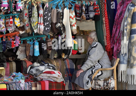 Vilnius, Litauen - 18. Mai: unbekannte Menschen Handel Souvenirs in der Altstadt von Vilnius am 18. Mai 2019 in Vilnius, Litauen. Vilnius ist die Hauptstadt von Lithua Stockfoto