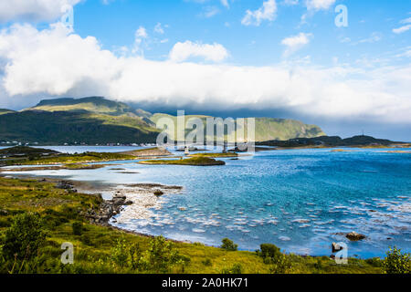 Landschaft Panoramablick auf fredvang Brücke, Torvoya und buoya Inseln und Hovdanvika Bay auf den Lofoten, Norwegen Stockfoto