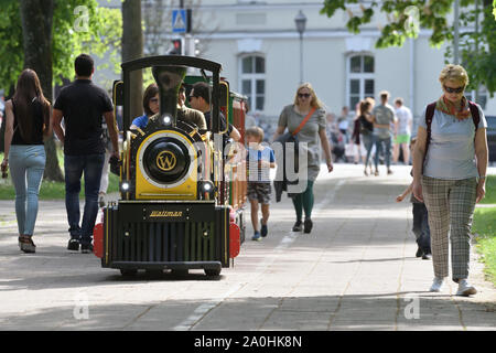 Vilnius, Litauen - 18. Mai: Nicht identifizierte Personen in der Kinder Sommer Attraktion Lokomotive am 18. Mai 2019 in Vilnius, Litauen. Vilnius ist der Kopf Stockfoto