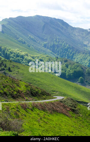 Szene der bergigen Landschaft mit der Straße in den Vordergrund Bend Stockfoto