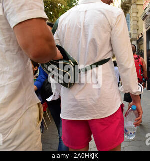 Eine Szene, die eine Hand in der Tasche auf der Straße. Barcelona, Katalonien, Spanien. Stockfoto