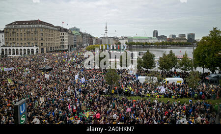 Hamburg, Deutschland. 20 Sep, 2019. Die Teilnehmer des Freitags für Zukunft Demonstration haben am Jungfernstieg in Hamburg gesammelt. Quelle: dpa Picture alliance/Alamy leben Nachrichten Stockfoto