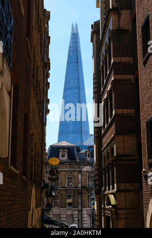 Eine äußere Der Shard von einer Gasse in die City von London gesehen Stockfoto