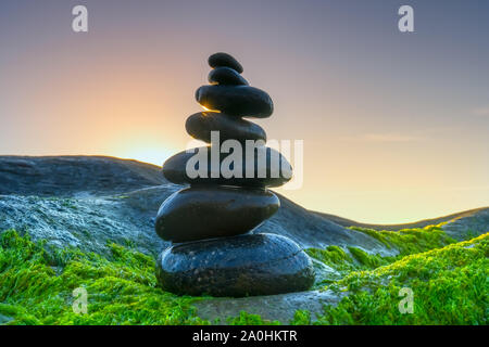 Seltsame Steine Moos und Algen begrüßt Dawn schönen neuen Tag Stockfoto