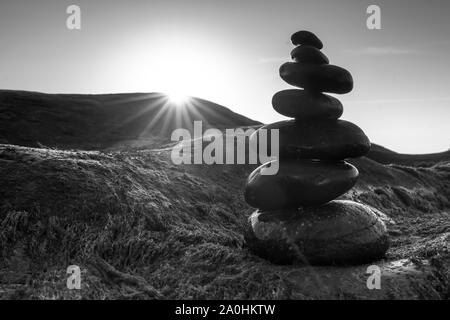 Seltsame Steine Moos und Algen begrüßt Dawn schönen neuen Tag Stockfoto