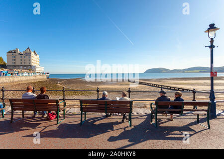 Llandudno, North Wales, UK. UK Wetter: Freitag, 20. September 2019. Hot ruhiges Wetter an der Küste von Llandudno in Nord Wales, bevor das Wetter bricht am Sonntag bringt Regen nach Großbritannien. Besucher genießen in der heißen Sonne entlang der Promenade in Llandudno, North Wales, UK Credit: DGDImages/Alamy leben Nachrichten Stockfoto