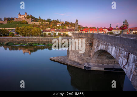 Würzburg, Alte Mainbrücke. Stadtbild Bild von Würzburg mit alten Main Brücke über den Main und die Festung Marienberg während der schönen Sonnenaufgang Stockfoto