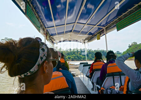 Den Amazonas in Südamerika ist der weltweit größte Fluss und das Herzblut der größte Ökosystem der Welt und erstreckt sich über zwei Fünftel eines ganzen Kontinents. Es ist die Heimat einer Vielzahl von Tieren und Pflanzen, wohnen in seiner üppigen, immergrünen Umfeld. Es ist die mächtigste Fluss der Welt durch Volumen, mit sechs Mal größeren Fluss als die nächsten sechs größten Flüsse kombiniert, und die weitestgehende Einzugsgebiet in der Welt. Stockfoto