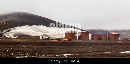 Verlassenen norwegischen Wal Jäger Bahnhof rostige Blubber tanks Panorama auf Deception Island, Antarktis Stockfoto