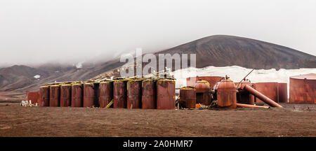 Verlassenen norwegischen Wal Jäger Bahnhof rostige Blubber tanks Panorama auf Deception Island, Antarktis Stockfoto