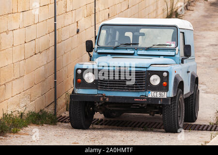 Cirkewwa, Malta - 29. August 2019: Blau Land Rover Defender steht auf einer Straße. Dies ist eine britische allradgetriebenen Geländewagen in den entwickelten Stockfoto