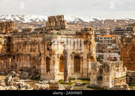 Alte Ruinen von Grand Court des Jupiters Tempel, mit modernen libanesische Häuser im Hintergrund, Beqaa Tal, Baalbek, Libanon Stockfoto