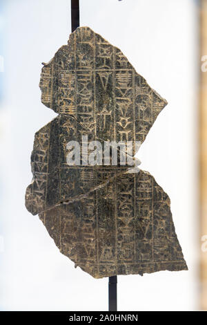 Die Bruchstücke der Stele (e) mit Keilschrift bezeichnet: Auszüge aus dem Code von König Hammurabi von Babylon (1792-1750 v. Chr.). Um 1750 v. Chr.. Basalt. Stockfoto