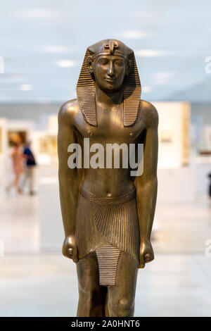 Pharao Psammetich II (595-589 v. Chr.). Stein Skulptur aus Ägypten. Um 590 v. Chr.. Das Museum des Louvre in Lens, Frankreich. Stockfoto