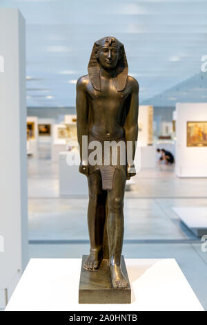 Pharao Psammetich II (595-589 v. Chr.). Stein Skulptur aus Ägypten. Um 590 v. Chr.. Das Museum des Louvre in Lens, Frankreich. Stockfoto