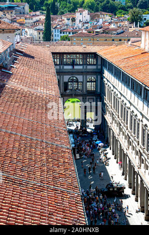 Luftbild der Uffizien in Florenz mit nicht erkennbaren Touristen und dem Arno-Fluss im Hintergrund Stockfoto