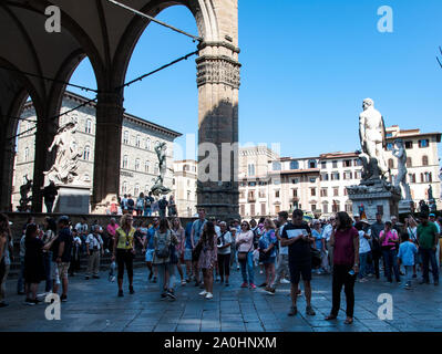 Viele Touristen auf der Piazza della Signoria, Florenz im Spätsommer Stockfoto