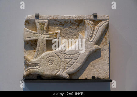 Grabarchitektur-Dekoration: Fisch mit Kreuz, Symbole Jesu Christi. Etwa 400-500 n. Chr. Kalkstein. Aus Armant (Hermonthis), Ägypten. Stockfoto