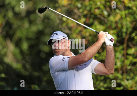 Dänemarks Thomas Bjorn in Aktion auf Loch 7 bei Tag zwei der BMW PGA Championship in Wentworth Golf Club, Surrey. Stockfoto