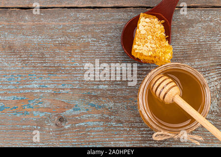 Honig Hintergrund. Frische Honig in den Topf mit Waben. Stockfoto