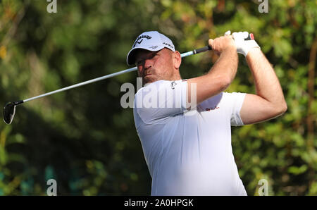 Dänemarks Thomas Bjorn in Aktion auf Loch 7 bei Tag zwei der BMW PGA Championship in Wentworth Golf Club, Surrey. Stockfoto