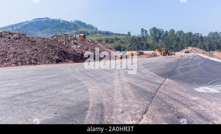 Straße Autobahn neue Brücke Bau Industrie Maschinen neue Asphalt tarmc Routen in Fortschritt für Fahrer Fahrzeug Perspektive arbeiten. Stockfoto