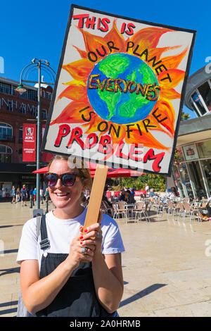 Bournemouth, Dorset UK. 20. September 2019. Die Demonstranten, Junge und Alte, versammeln sich in Bournemouth Square an einem heißen sonnigen Tag gegen Klimawandel und fordern Maßnahmen gegen den Klimawandel Aufschlüsselung von Regierung und Unternehmen, mehr zu tun, zu protestieren. BCP (Bournemouth, Christchurch, Poole) Rat haben angeblich mit Klage bedroht und könnte vor Gericht, bis Sie die ordnungsgemäße rechtzeitige Klimawandel Pläne produzieren. Frau mit Plakat - unser Planet ist auf Feuer dieser jedermanns Problem. Credit: Carolyn Jenkins/Alamy leben Nachrichten Stockfoto