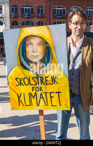 Bournemouth, Dorset UK. 20. September 2019. Die Demonstranten, Junge und Alte, versammeln sich in Bournemouth Square an einem heißen sonnigen Tag gegen Klimawandel und fordern Maßnahmen gegen den Klimawandel Aufschlüsselung von Regierung und Unternehmen, mehr zu tun, zu protestieren. BCP (Bournemouth, Christchurch, Poole) Rat haben angeblich mit Klage bedroht und könnte vor Gericht, bis Sie die ordnungsgemäße rechtzeitige Klimawandel Pläne produzieren. Mann, Greta Thunberg Plakat in Schwedisch Bedeutung Schule März für das Klima. Credit: Carolyn Jenkins/Alamy leben Nachrichten Stockfoto