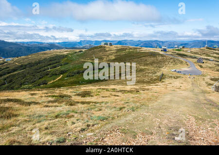 Blick vom Gipfel des Mt Buller (1.805 m Seehöhe) in Victoria, Australien. Stockfoto