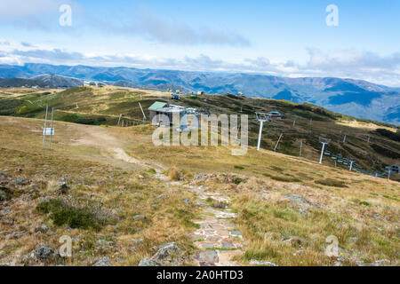 Ansicht der Sessellift vom Gipfel des Mt Buller in Victoria, Australien. Stockfoto