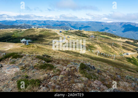 Ansicht der Sessellift vom Gipfel des Mt Buller in Victoria, Australien. Stockfoto