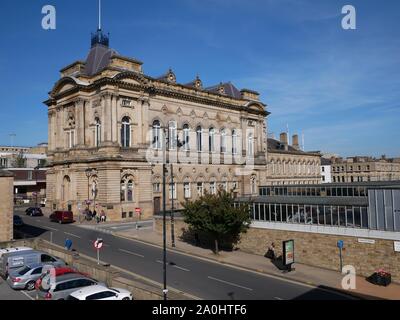 Das Rathaus in Huddersfield 1881 geöffnet und die Markthalle im Vordergrund in Huddersfield Yorkshire England Stockfoto