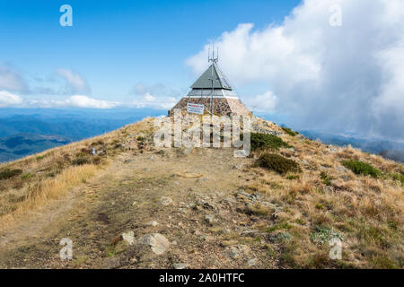 Fire Tower auf dem Gipfel des Mt Buller in Victoria, Australien, mit Warnzeichen "Zorn! Gebiete mit extremer Schnee. Nur erfahrene Skifahrer. Nicht REM Stockfoto