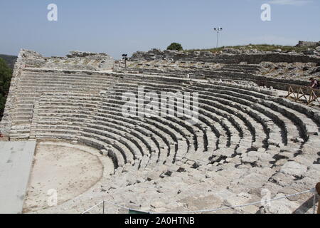 Calatafimi Segesta, Italien - 1. Juli 2016: Das Theater im archäologischen Park der antiken Stadt Segesta Stockfoto