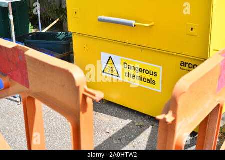 Gefährliche Chemikalien Warnschild auf Flüssigkeitsbehälter im Rat Haushalt Recycling center Vereinigtes Königreich Stockfoto