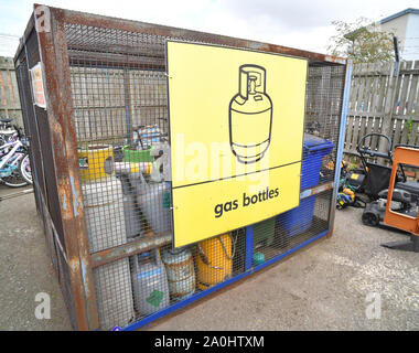 Gasflaschen in Sicherheitskäfig warten auf Recycling im Rat Haushalt Recycling center Vereinigtes Königreich Stockfoto