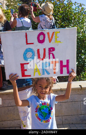 Bournemouth, Dorset UK. 20. September 2019. Die Demonstranten, Junge und Alte, versammeln sich in Bournemouth Square an einem heißen sonnigen Tag gegen Klimawandel und fordern Maßnahmen gegen den Klimawandel Aufschlüsselung von Regierung und Unternehmen, mehr zu tun, zu protestieren. BCP (Bournemouth, Christchurch, Poole) Rat haben angeblich mit Klage bedroht und könnte vor Gericht, bis Sie die ordnungsgemäße rechtzeitige Klimawandel Pläne produzieren. Mädchen, dass Plakat - Liebe unsere Erde. Credit: Carolyn Jenkins/Alamy leben Nachrichten Stockfoto